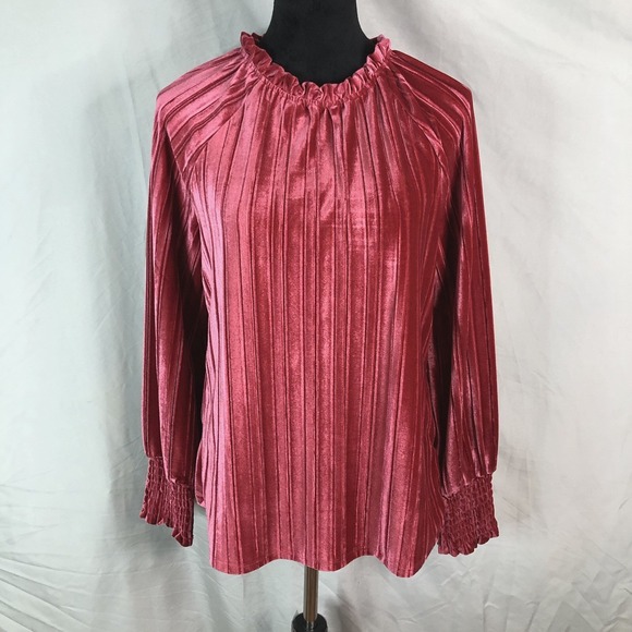 CABLE & GAUGE Sie Medium Ribbed Velvet Smocked Cuff Long Sleeve Keyhole Blouse - Picture 5 of 10